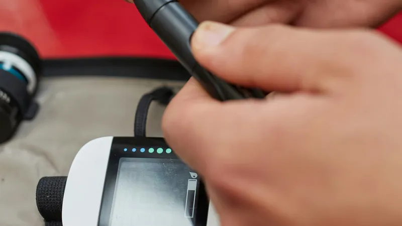 Monitoramento de glicemia com lancetador e glicosímetro, exame usado no acompanhamento do diabetes tipo 2