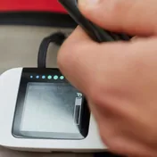 Monitoramento de glicemia com lancetador e glicosímetro, exame usado no acompanhamento do diabetes tipo 2