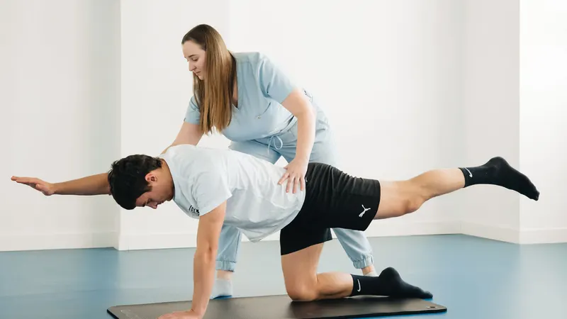 Fisioterapeuta orientando prescrição de exercício em ambiente clínico moderno